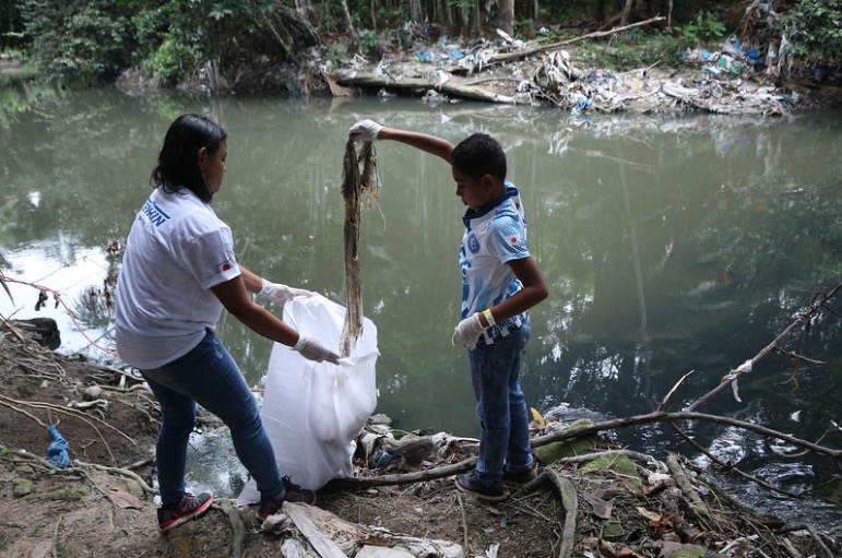 Mais de 3 toneladas de resíduos são recolhidas do igarapé do Mindu em Manaus