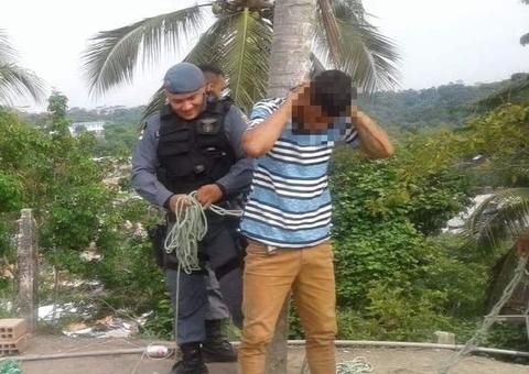 Em Manaus, policiais resgatam homem que foi agredido e amarrado em árvore 