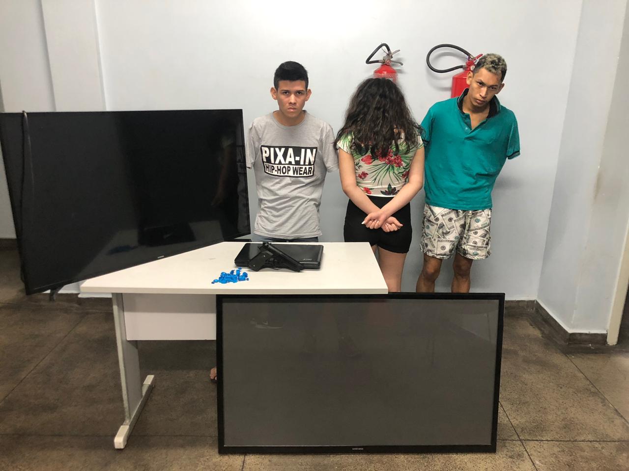 Homens são presos e menor apreendida por assalto violento em residência de Manaus