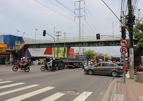 Prefeitura inicia revitalização de passarela na avenida Grande Circular   