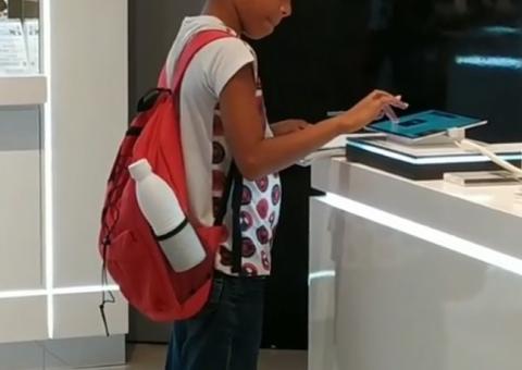 Samsung dá computador a estudante que foi visto fazendo pesquisa em loja de departamento