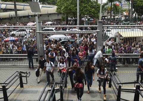 Provas do Enem neste domingo ocorrem em quatro fusos horários diferentes