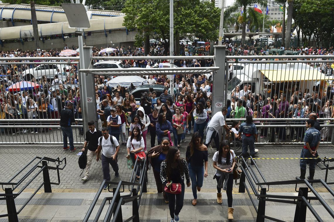 Provas do Enem neste domingo ocorrem em quatro fusos horários diferentes