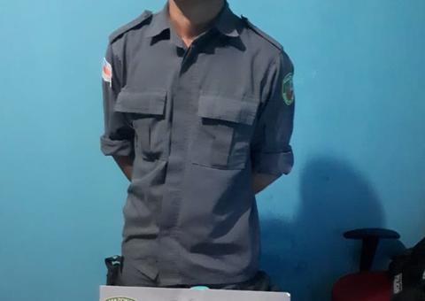 Homem é preso ao ser flagrado 'desfilando' por rua com farda da PM em Manaus