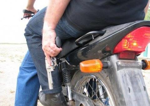 Em Manaus, pistoleiros em motocicletas executam jovem a tiros no meio da rua