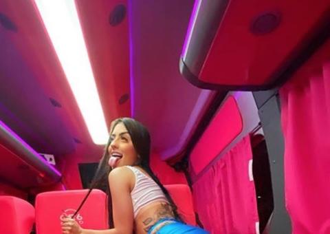 Vídeo: MC Mirella rebola loucamente com shortinho enfiado ao som de funk