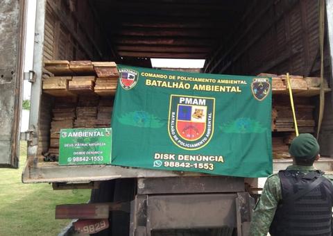 Sem CNH, homem é preso com caminhão carregado de madeira ilegal em Manaus