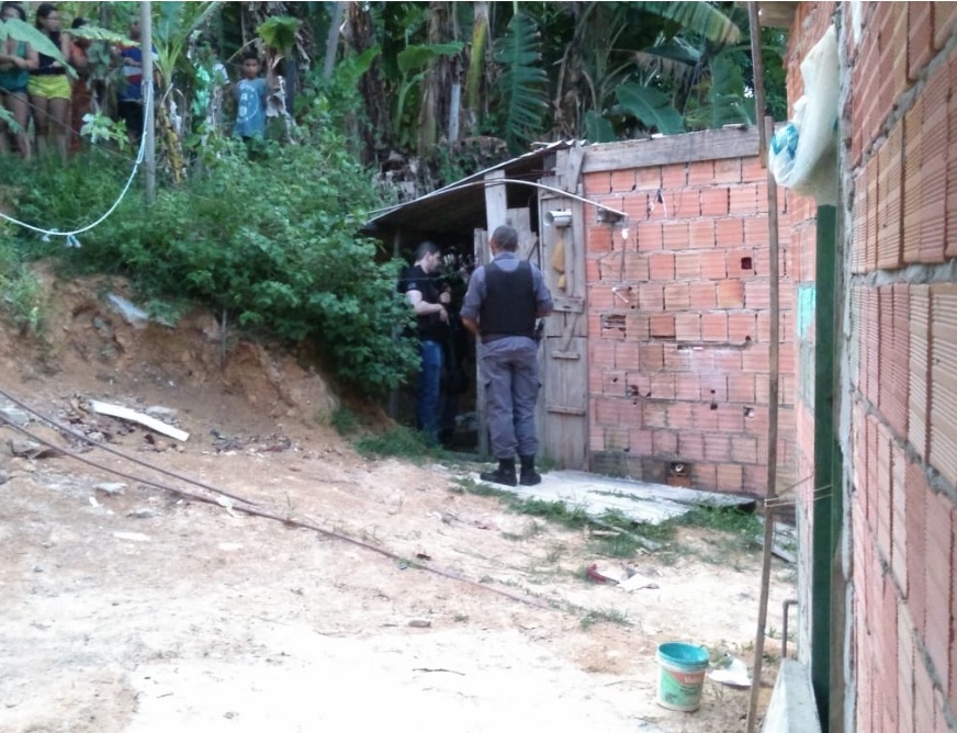 Homem tem casa arrombada e é encontrado morto dentro de geladeira em Manaus