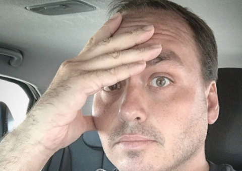 Carlos Bolsonaro vira chacota ao postar foto do pai como 'Thanos': Morreu por um cara de armadura vermelha