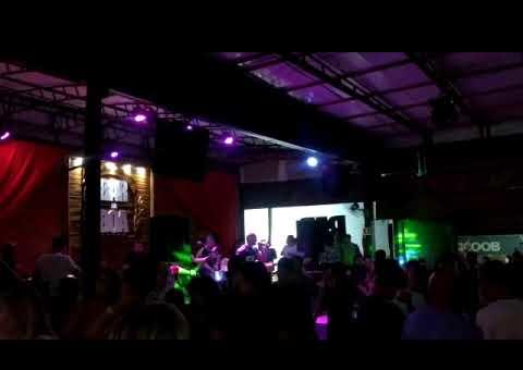 Cantor de pagode é agredido em show ao dizer que 'Palmeiras não tem mundial'