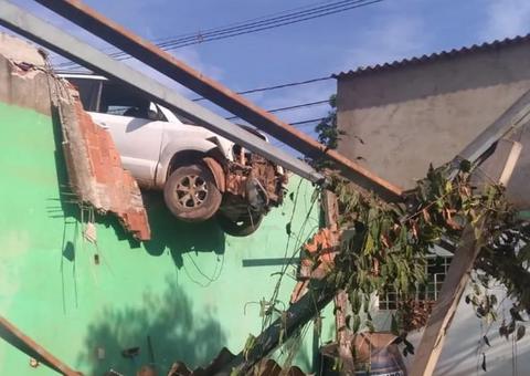 Em alta velocidade, carro 'voa' e vai parar sobre telhado da casa de idosos