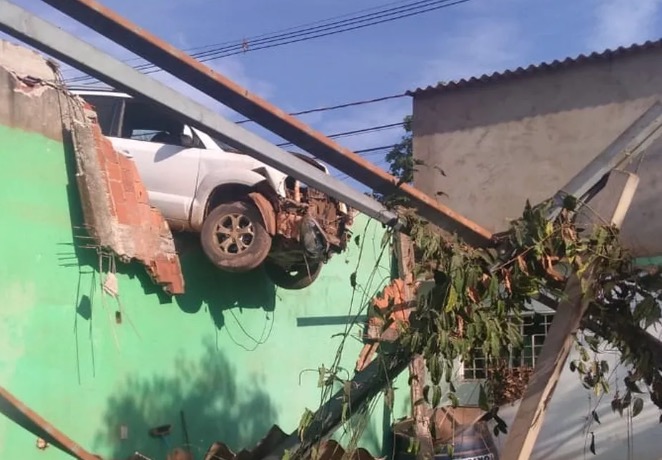 Em alta velocidade, carro 'voa' e vai parar sobre telhado da casa de idosos