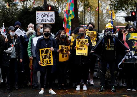 Universidades cancelam aulas em meio a protestos que deixou jovem baleado em Hong Kong