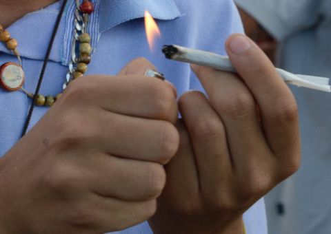 Projeto prevê que usuário de drogas deverá ressarcir prejuízos a terceiros e SUS