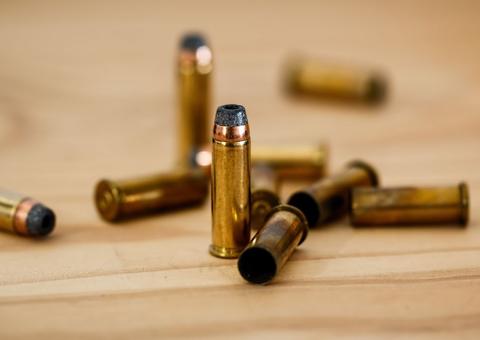 Com sede de sangue, pistoleiros invadem casa e fuzilam jovem em Manaus