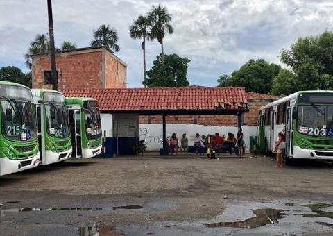 Funcionários de três empresas de ônibus paralisam atividades em Manaus nesta terça