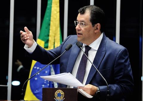 Eduardo Braga propõe isentar do imposto de renda quem ganha até R$ 4,9 mil