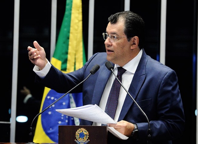 Eduardo Braga propõe isentar do imposto de renda quem ganha até R$ 4,9 mil