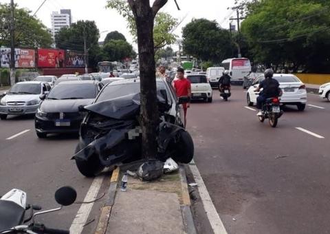 Carro fica destruído ao colidir com árvore em avenida de Manaus
