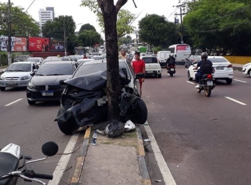 Carro fica destruído ao colidir com árvore em avenida de Manaus
