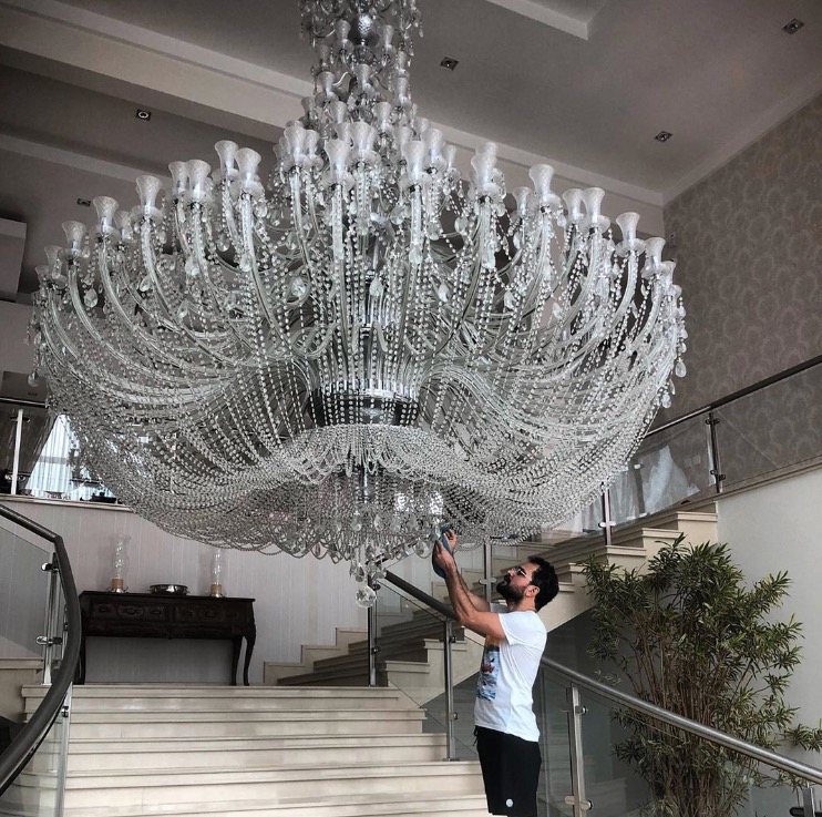 Luciano Camargo ostenta lustre gigante e impressiona seguidores