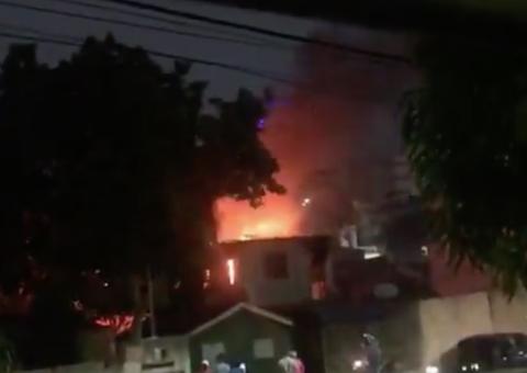 Vídeo: Moradores ficam em pânico durante incêndio em residência em Manaus