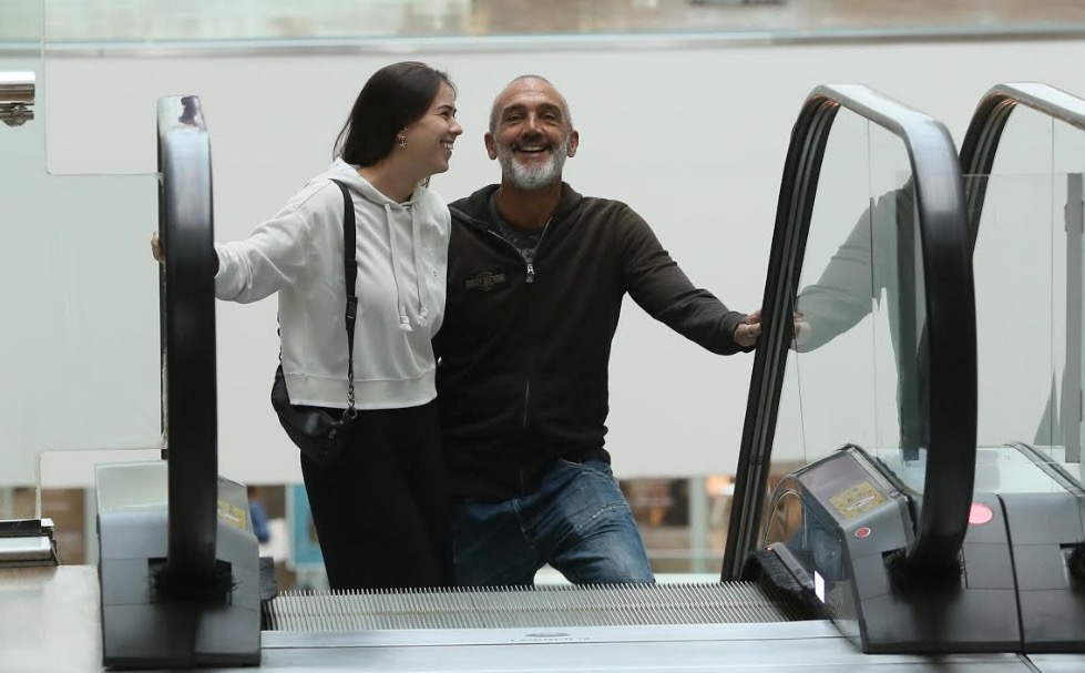 Ex de Paolla Oliveira, diretor Papinha passeia em shopping com nova namorada 