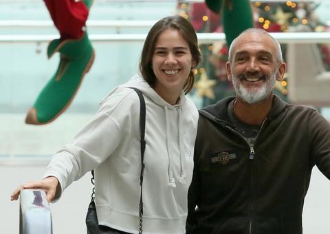 Ex de Paolla Oliveira, diretor Papinha passeia em shopping com nova namorada 