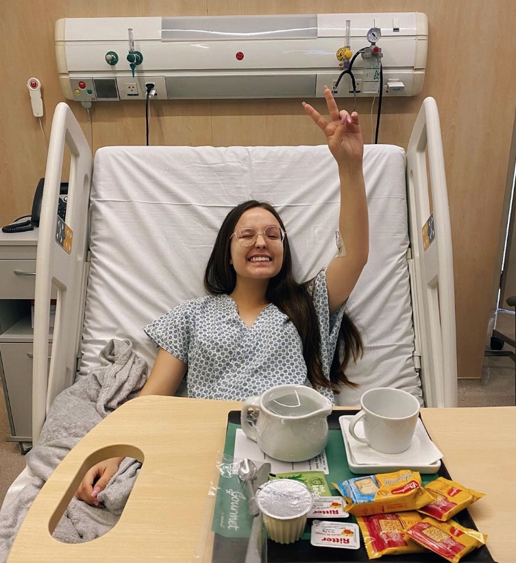 Internada, Larissa Manoela posta foto no hospital e fala sobre cirurgia