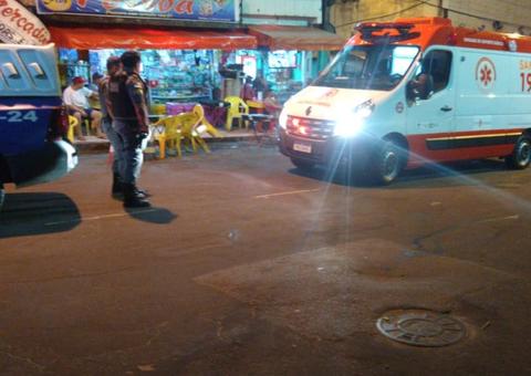 Desesperado homem corre para mercadinho para escapar da morte em Manaus