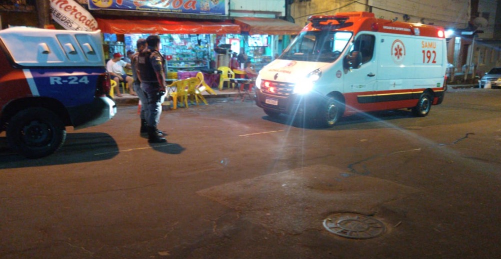 Desesperado homem corre para mercadinho para escapar da morte em Manaus