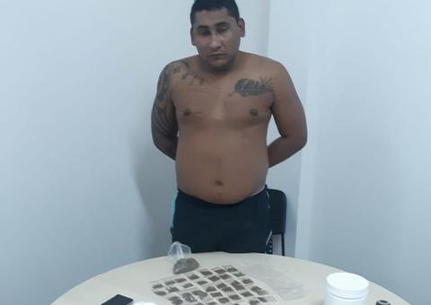 Suposto ‘gerente do tráfico’ é preso com sacola recheada de drogas em Manaus