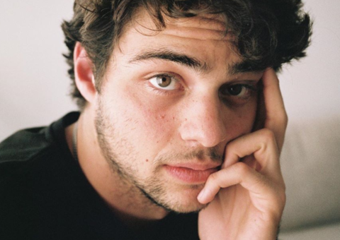 Noah Centineo revela que ficou cinco dias sem tomar banho após cirurgia 