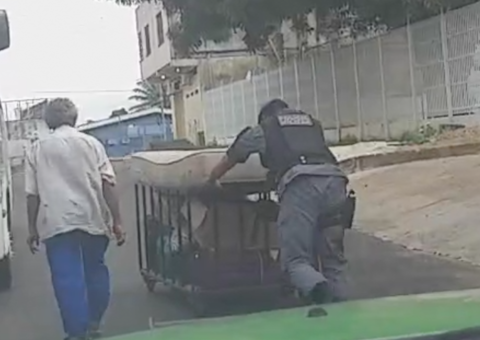 Em Manaus: Atitude de policial comove casal de idoso que carregava recicláveis na rua