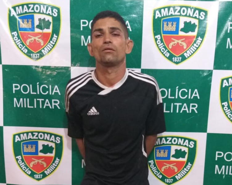 Com 2 armas, homem é preso após atirar em vítima durante assalto em invasão de Manaus