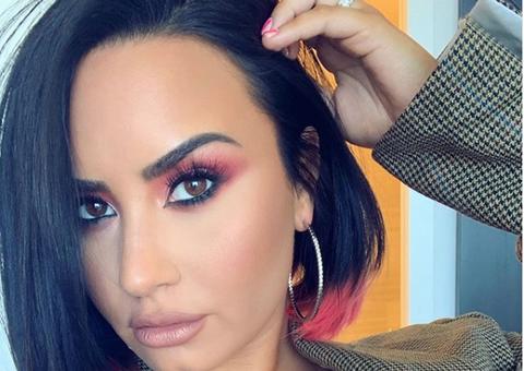 Demi Lovato assume namoro com Austin G. Wilson e internautas apontam semelhança com MC Guimê