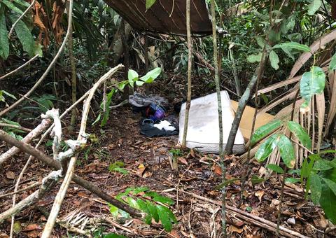 Familiares e amigos procuram corpo de garota executada por traficantes em Manaus