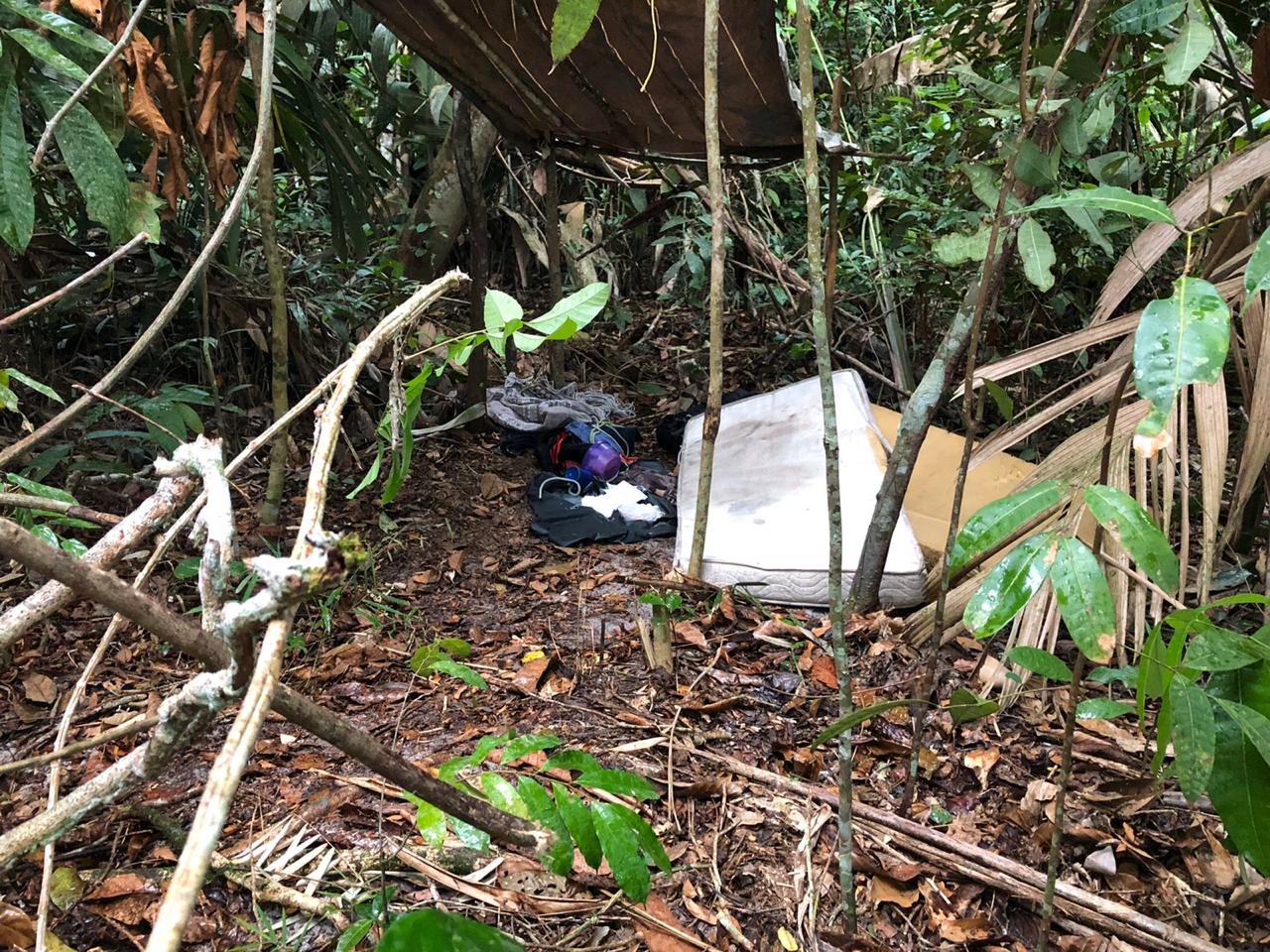 Familiares e amigos procuram corpo de garota executada por traficantes em Manaus