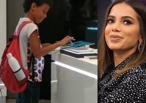 Anitta ajuda menino que viralizou estudando em tablet de shopping