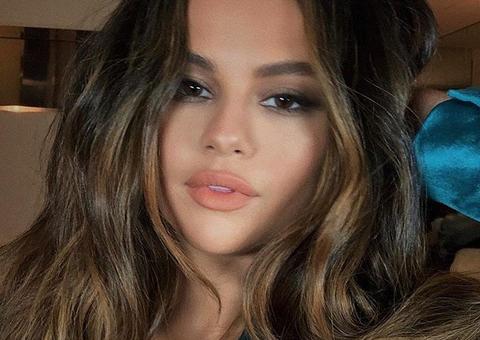 Selena Gomez aparece aos beijos com cantora e as duas fazem tattoo combinando