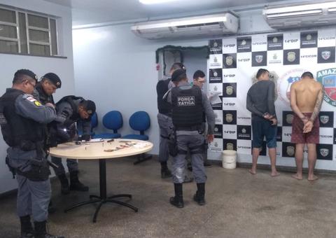 Dupla armada é presa suspeita de tráfico de drogas em Manaus