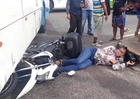Mulher fica ferida ao ser atingida por ônibus em retorno de avenida em Manaus