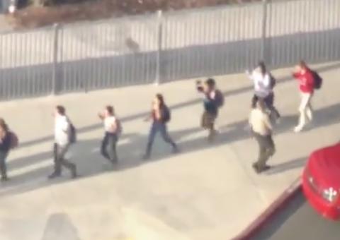 Vídeo: Tiroteio deixa morto e feridos em escola da Calífórnia