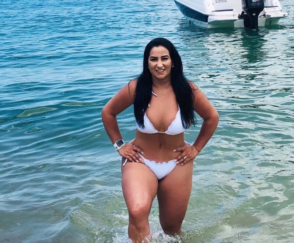 Fabíola Gadelha posta foto de biquíni e 'detalhe'  rouba atenção de seguidores 