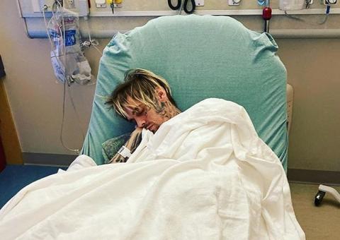 Aaron Carter posta foto em hospital após perda excessiva de peso