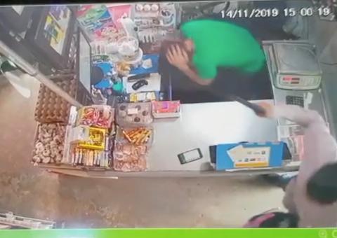 Vídeo: Assaltantes tocam terror e fazem a limpa em mercadinho de Manaus