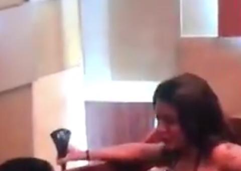 'De Férias com o Ex' participantes fazem sexo na banheira com luz acesa