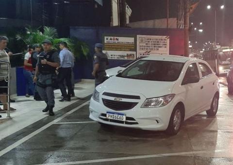 Criminosos jogam dono de carro em porta-malas e realizam arrastão em Manaus