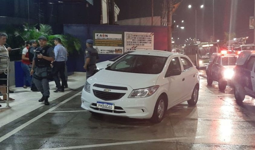 Criminosos jogam dono de carro em porta-malas e realizam arrastão em Manaus