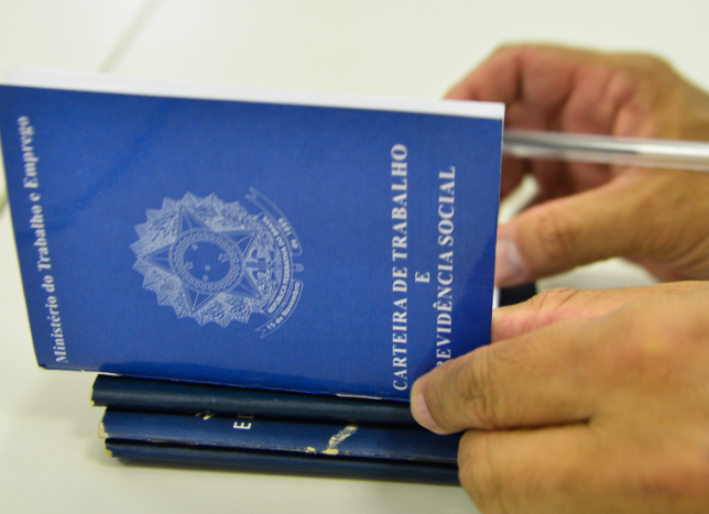 Senadores pretendem derrubar taxação sobre parcelas do seguro desemprego